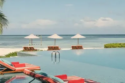 The Poolside Bar � Dining at Club Med Finolhu Villas