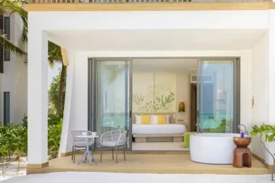 Mirage Beachfront Room with Jacuzzi � Photo 1