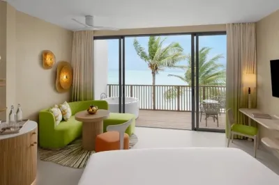 Mirage Panoramic Room with Jacuzzi � Photo 2