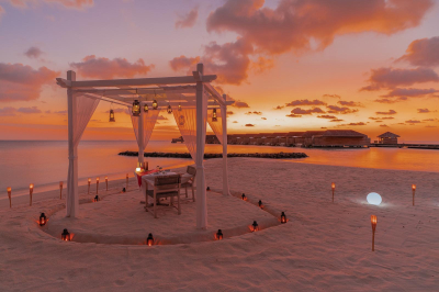 A LOVE STORY BEACH DINNER � Experience at Kagi Maldives Resort & Spa