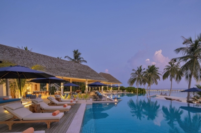 Sunset Pool & Bar � Dining at Emerald Faarufushi Resort & Spa